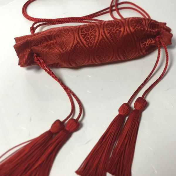 #571 懸守袋 公家有職（錆朱雲立涌）