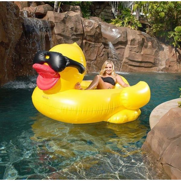 グラサンをかけたイエローダック サングラスアヒル 巨大ジャイアントフロート 浮き輪 面白グッズ 海水...