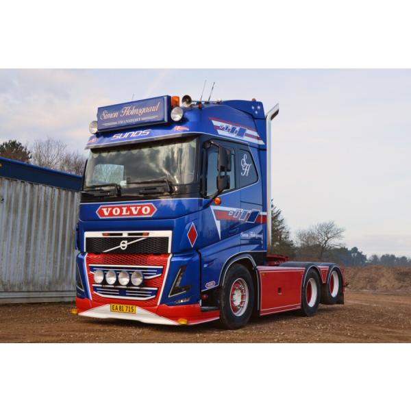 【予約】2026年発売予定 SIMON HOLMSGAARD VOLVO FH5 6x2 タグアクス...