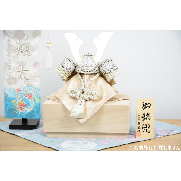 【選べる2種】 五月人形 寛蔵作 収納兜飾り 白兜5号 桐箱付 限定品 和モダン艶やか毛氈付 コンパ...