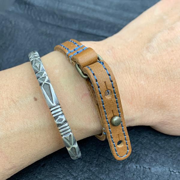 【ポストにお届け】 静電気防止 レザーブレスレット 10ミリ幅 wステッチ オイルダコタ 本革ブレス...