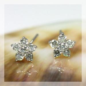 ピアス ＳＩクラス ６石ダイヤモンドフラワーモチーフピアス