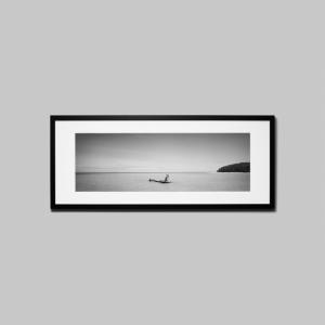 IGREBOW ニューカレドニア グランドテール島ポイプ ビーチと流木 アイグレボウ インテリアフォト ウッド黒フレーム ビッグサイズ モノクローム