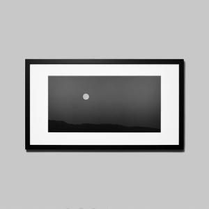 IGREBOW モンゴル ゴビ 草原に昇る月 アイグレボウ インテリアフォト ウッド黒フレーム ビッグサイズ モノクローム