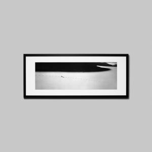 IGREBOW モンゴル ゴビ砂漠 砂丘に残る動物の足跡 アイグレボウ インテリアフォト ウッド黒フレーム ビッグサイズ モノクローム