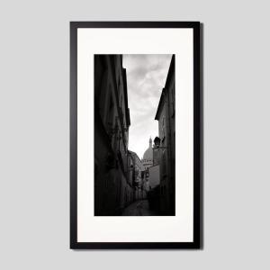 IGREBOW フランス パリ 小道の奥に見えるサクレクール寺院 アイグレボウ インテリアフォト ウッド黒フレーム ビッグサイズ モノクローム