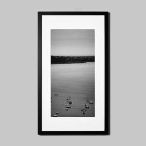 IGREBOW フランス ブルターニュ 海 ポート・ラゾに停泊するヨット アイグレボウ インテリアフォト ウッド黒フレーム ビッグサイズ モノクローム