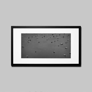 IGREBOW フランス ブルターニュ 海 ポート・ラゾに停泊するヨット アイグレボウ インテリアフォト ウッド黒フレーム ビッグサイズ モノクローム