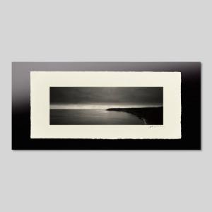 IGREBOW フランス ブルターニュ 海 ポート・ラゾの夜明け アイグレボウ インテリアフォト 越前塗板フレーム ビッグサイズ モノクローム