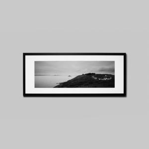 IGREBOW フランス のどかなブルターニュの海（プルエゼック岬） ビッグサイズ アイグレボウ インテリアフォト ウッド黒フレーム ビッグサイズ モノクローム
