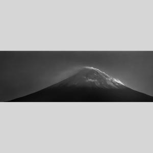 IGREBOW 山梨県 雲が湧き出す雄大な富士...の詳細画像1