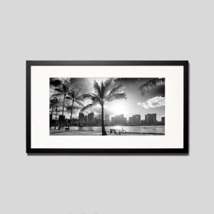 IGREBOW ハワイ 早朝のアラモアナビーチ ヤシの木とワイキキの街 ビッグサイズ アイグレボウ インテリアフォト ウッド黒フレーム ビッグサイズ モノクローム