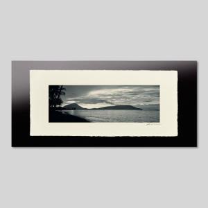 IGREBOW ハワイ 夜明けの海 カワイホア岬とココクレーター ビッグサイズ アイグレボウ インテリアフォト 越前塗板フレーム ビッグサイズ モノクローム