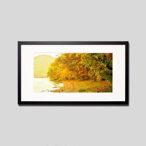 IGREBOW 北海道 紅葉に染まる洞爺湖畔 アイグレボウ インテリアフォト ウッド黒フレーム ビッグサイズ カラー写真
