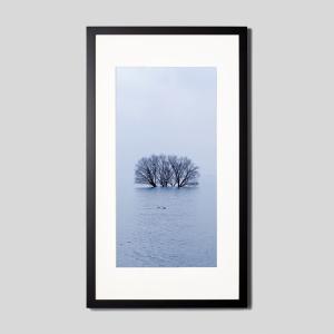 IGREBOW 滋賀県 冬の琵琶湖 湖と木 ビッグサイズ アイグレボウ インテリアフォト ウッド黒フレーム ビッグサイズ モノクローム