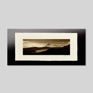 IGREBOW 山梨県 本栖湖から見た夕暮れの富士山 ビッグサイズ アイグレボウ インテリアフォト 越前塗板フレーム ビッグサイズ モノクローム