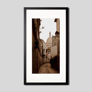 IGREBOW フランス パリ・小道の奥にサクレ・クール寺院 アイグレボウ インテリアフォト ウッド黒フレーム ビッグサイズ モノクローム