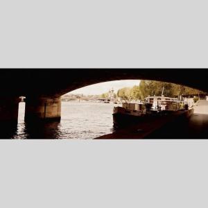 IGREBOW フランス パリ セーヌ川に浮か...の詳細画像1