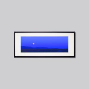 IGREBOW モンゴル 草原に昇る月 アイグレボウ インテリアフォト ウッド黒フレーム ビッグサイズ カラー写真