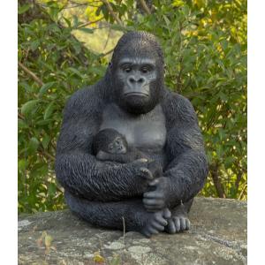 赤ちゃんを抱えて座っている ゴリラ の像 ガーデン彫像 動物 置物 ガーデニング 庭 Gorilla