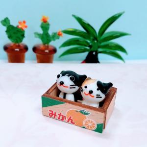 ガラス細工 みかん箱ネコ (ミニ） クロ/茶トラ ミニチュア 置物 雑貨