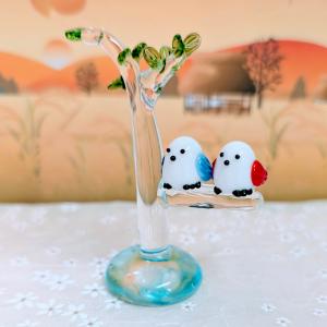 ガラス細工 シマエナガペアと木（クリア）赤／緑 ミニチュア 雑貨 置物