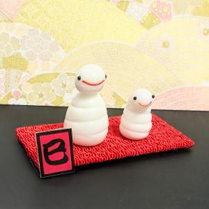 ガラス細工 ヘビ親子(S) ちりめん台、看板付...の詳細画像1