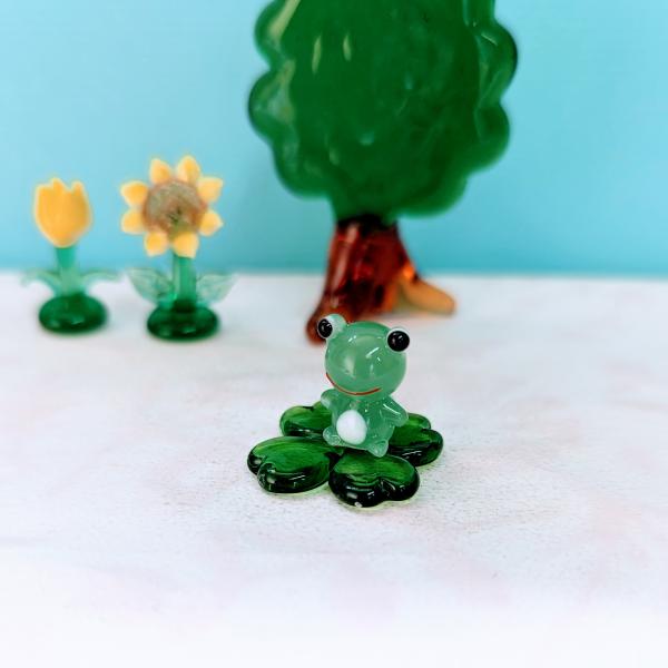 ガラス細工　カエルとよつ葉（ミニ) 緑　ミニチュア　置物　雑貨　蛙　小物　動物