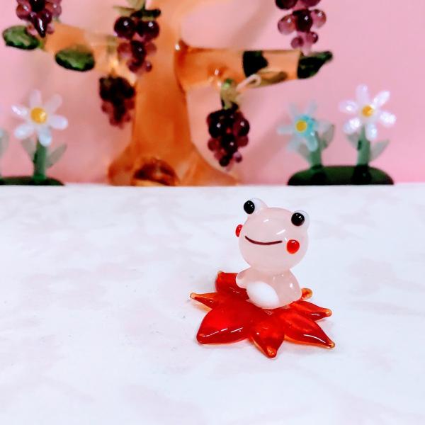 ガラス細工　紅葉とカエル　ピンク　ミニチュア　置物　雑貨　小物　蛙　もみじ　秋