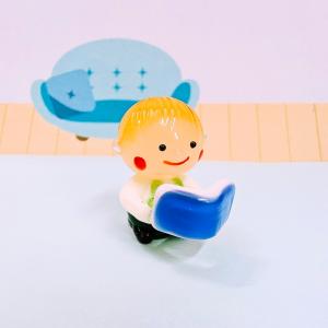 ガラス細工　男の子と本（青）ミニチュア　置物　読書