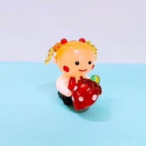 ガラス細工 女の子といちご ミニチュア 置物 苺の商品画像