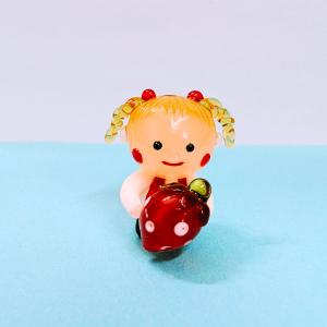 ガラス細工 女の子といちご ミニチュア 置物 苺の詳細画像1