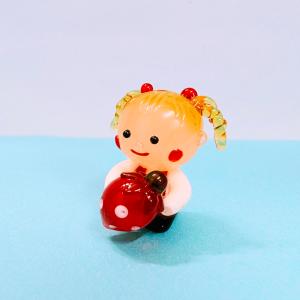 ガラス細工 女の子といちご ミニチュア 置物 苺の詳細画像2