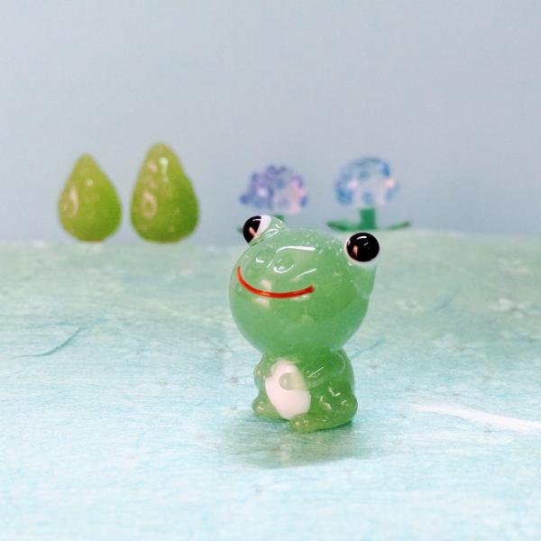 ガラス細工　カエル　お座り（M)　緑　ミニチュア　置物　雑貨　蛙　小物　動物