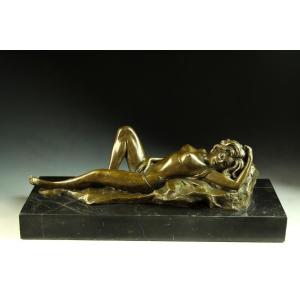 ブロンズ像 飛びそうな裸の少女 名品 インテリア家具 置物 彫刻 銅像