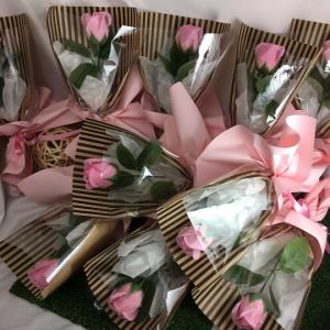 豪華レースラッピングソープフラワー2輪ミニブーケ 花束 卒園卒業に