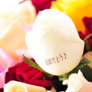 メッセージフラワー　ホワイトローズ50本の花束・ブーケ｜biz-hana