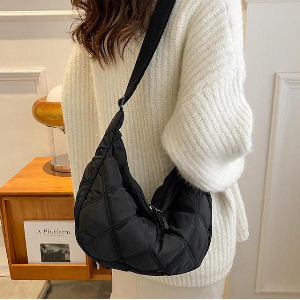 ショルダーバッグ レディース 斜めがけ キルティング ブラック 黒 ナイロン 韓国 軽い マザーズバ...