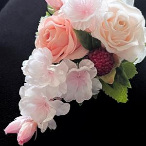 小さなコサージュ・桜入りミニローズ、クリーム&...の詳細画像1