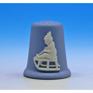 シンブル（指ぬき）ウェッジウッド　クリスマス1985ジャスパーそりに乗る子供