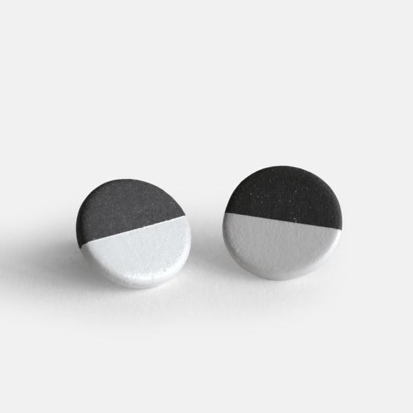 POINT / HALF-earring(black/white)【メール便可 5点まで】【ポイント...