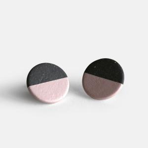 POINT / HALF-pierce(black/pink)【メール便可 5点まで】【ポイント/ハーフ/ピアス/アクセサリー/塗装/ブラック/ピンク】[114309｜blw