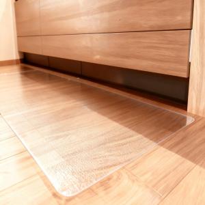 キッチンマット 拭ける 透明 床の汚れや傷を防止 1.5mm 薄型 カット自在 汚れ拭きやすい キッチン・リビング用保護マット 床暖房対応