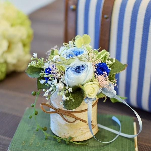 白樺とプリザーブド青ばらのアレンジメント