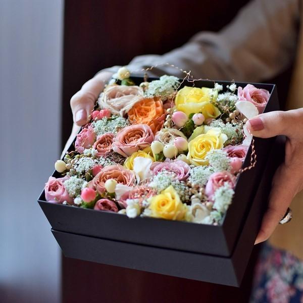 【バラと季節の花でつくるフラワーボックス】 おしゃれな誕生日プレゼントや母の日、女性がよろこぶプレゼ...