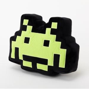 スペースインベーダー誕生45周年記念 蓄光ぬいぐるみクッション