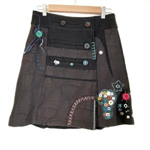 デシグアル Desigual 巻きスカート サイズ36 M レディース - 黒×マルチ ミニ/ステッチ/ボタン 新着 20240302｜brandear