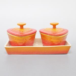 ルクルーゼ 食器 新品同様 - オレンジレッド ココット×2点、プレート×1点 ストーンウェア 新着 20240123｜brandear