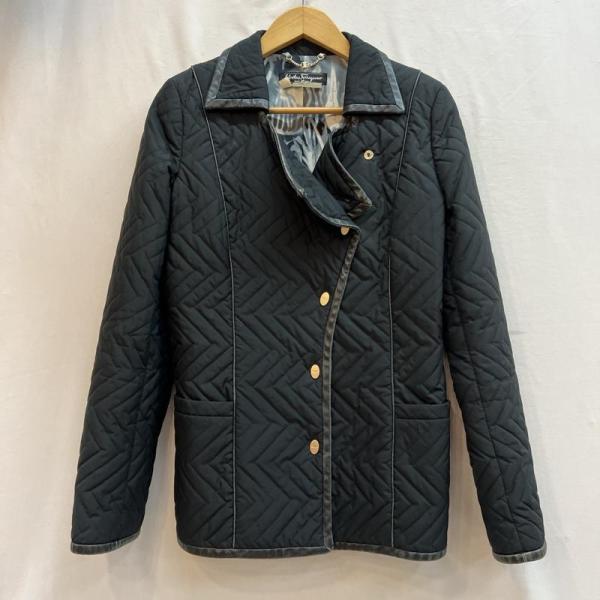 サルヴァトーレフェラガモ レザーパイピング 総柄ライナー キルティングジャケット 40 501276...