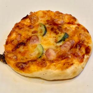 あらびきウインナーとイタリアン野菜のトマトソースピザ